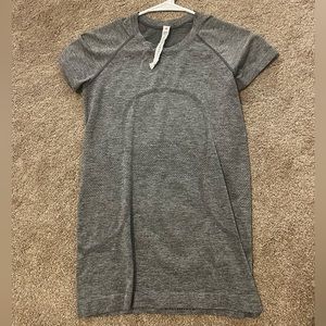 Lululemon swiftly tech tee gray size 6